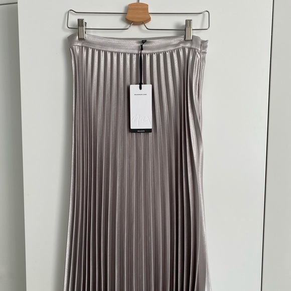 MAX | Brand new metallic pleated skirt - Picture 6 of 8